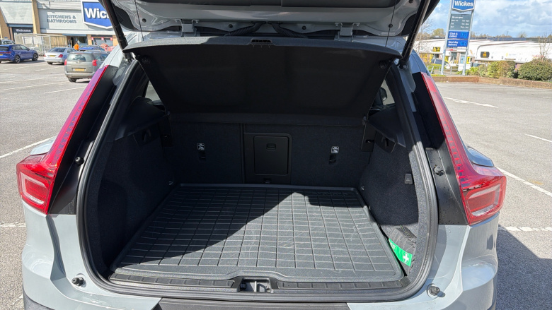 Volvo XC40 2.0 B4P Ultra Dark 5dr Auto Petrol Estate